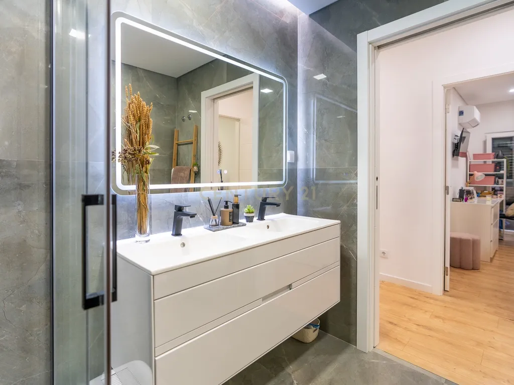 Moradia T3+1 Térrea de gaveto com Piscina, Domótica e Espaço Exterior | Fernão Ferro - Image 31