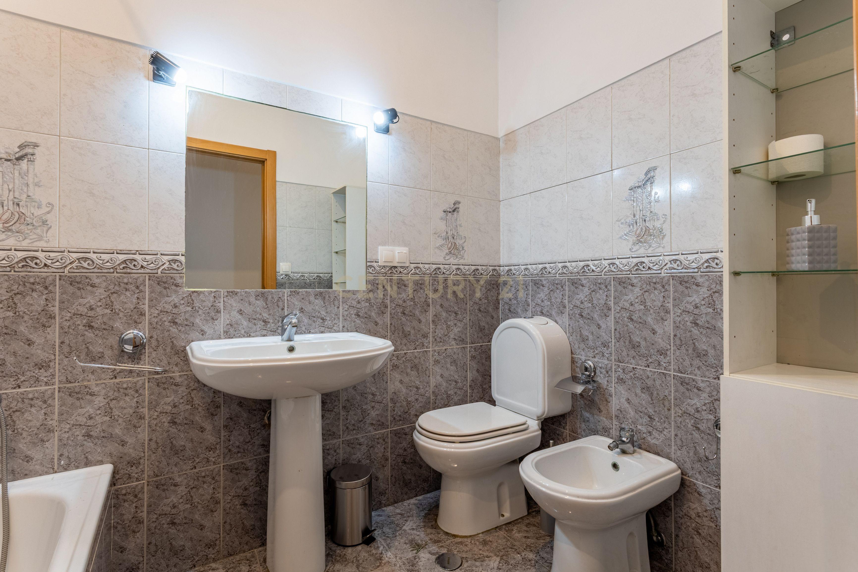 Apartamento T3 inserido num prédio de traça tradicional, no coração de Lisboa, a 5 min da Basílica da Estrela - Image 18