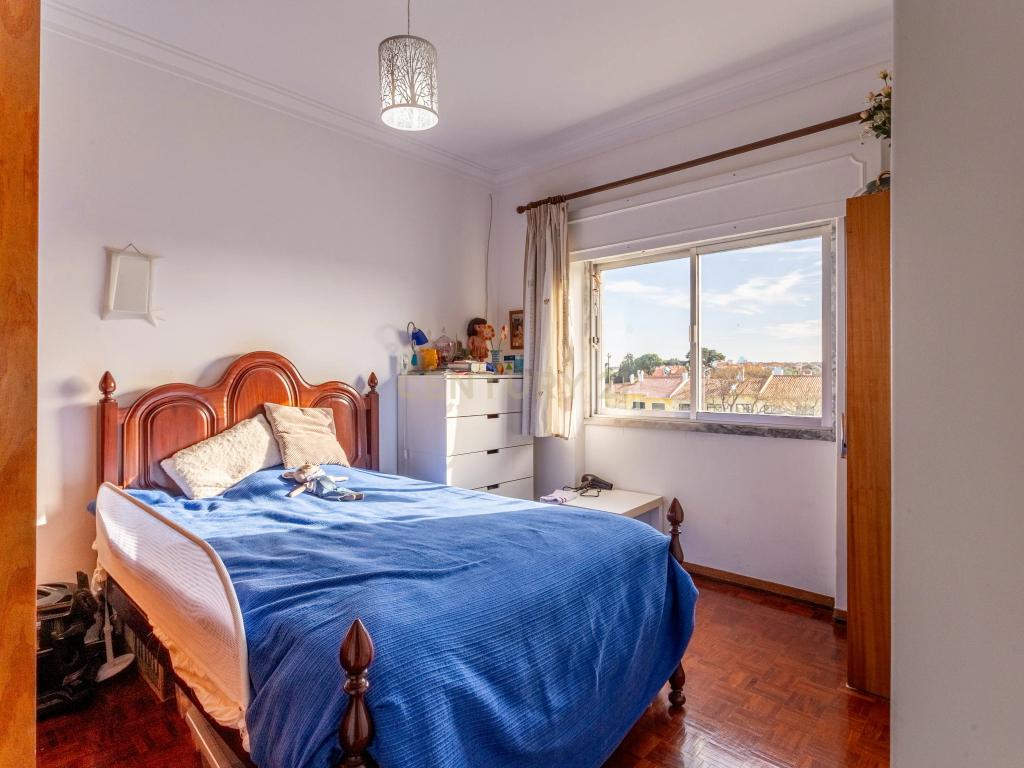 Apartamento T3 com garagem Box em Algueirão Mem Martins - Image 18