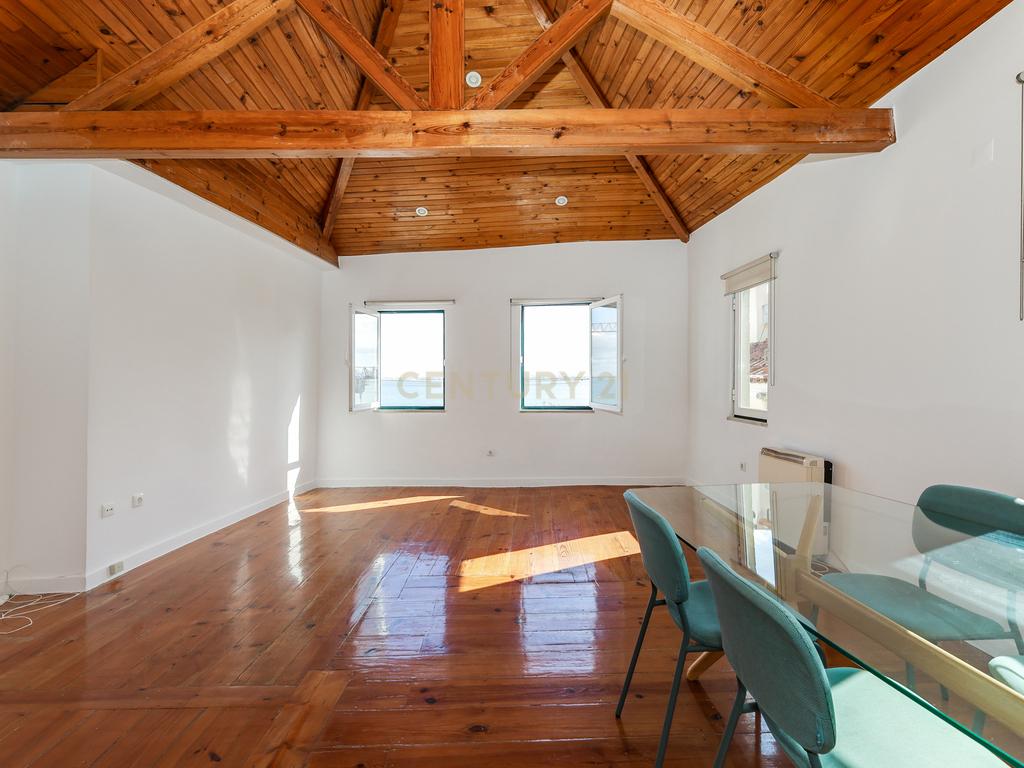 T2 DUPLEX EM ALFAMA COM VISTA PARA ARRENDAR - Image 9