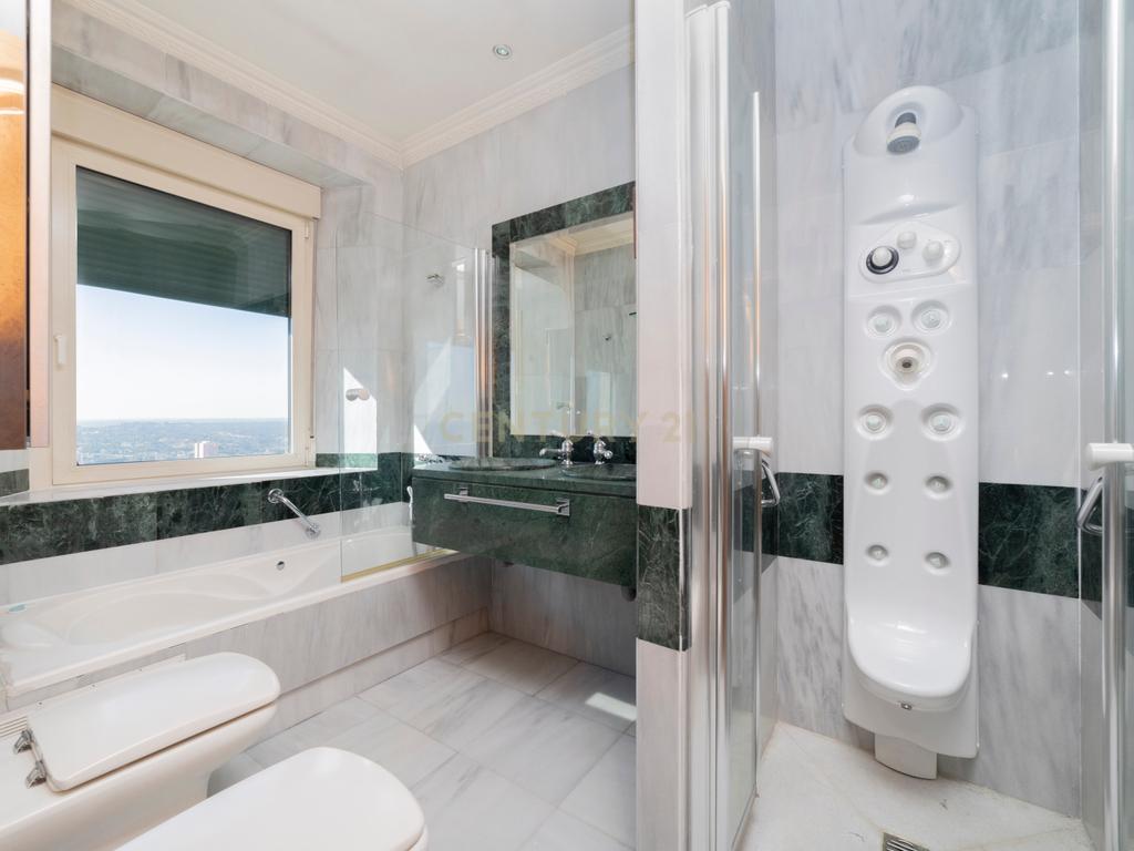 Luxuoso Apartamento T5 com Vista Panorâmica em Madrid - Image 11