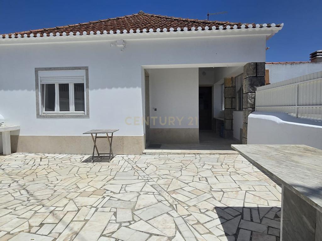 Moradia Renovada T2 em Magoito - Sintra com Terraço e Luz Natural - Image 2
