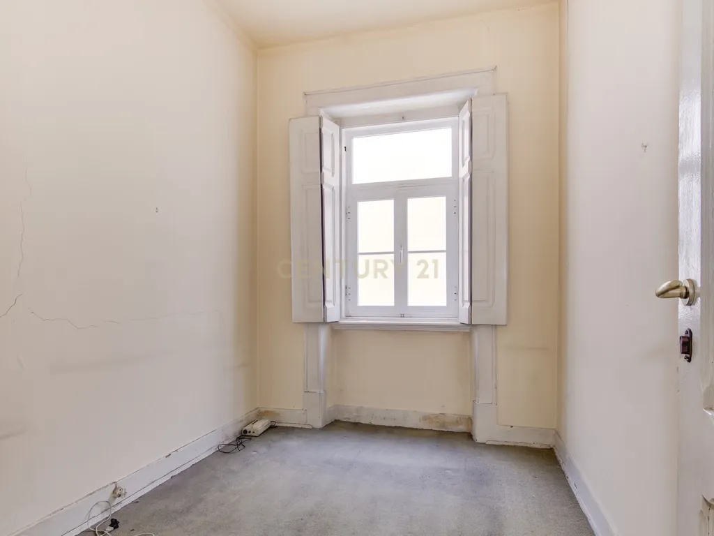 T7 com 200 m² para reabilitação| Elevado potencial de investimento no centro de Lisboa - Image 6