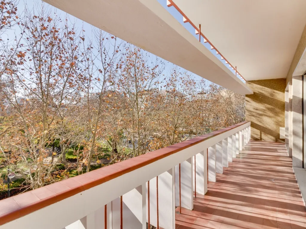 T3 TOTALMENTE RENOVADO COM VARANDA DE 21 m² NO CAMPO PEQUENO – LISBOA - Image 6
