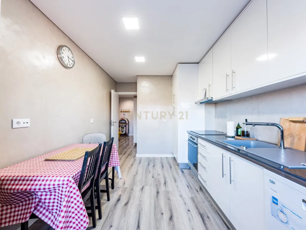 Apartamento T2 com Lugar de estacionamento, em Encosta do Sol, Amadora - Image 3
