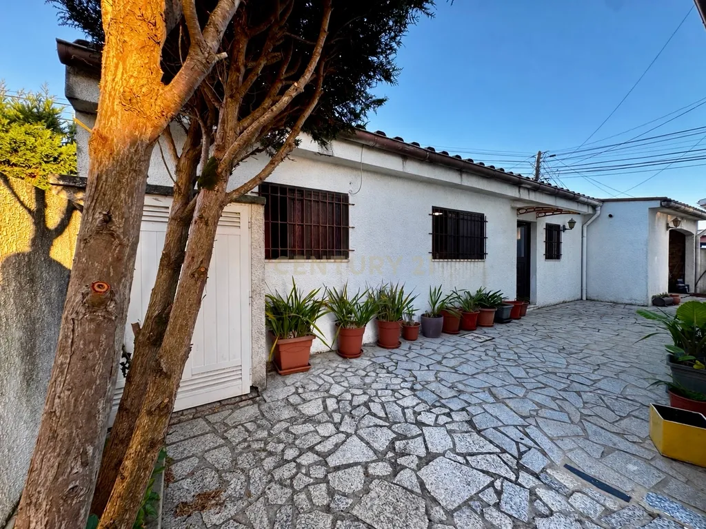 Moradia T4 de quatro frentes com piscina e vista mar | Mindelo - Image 20