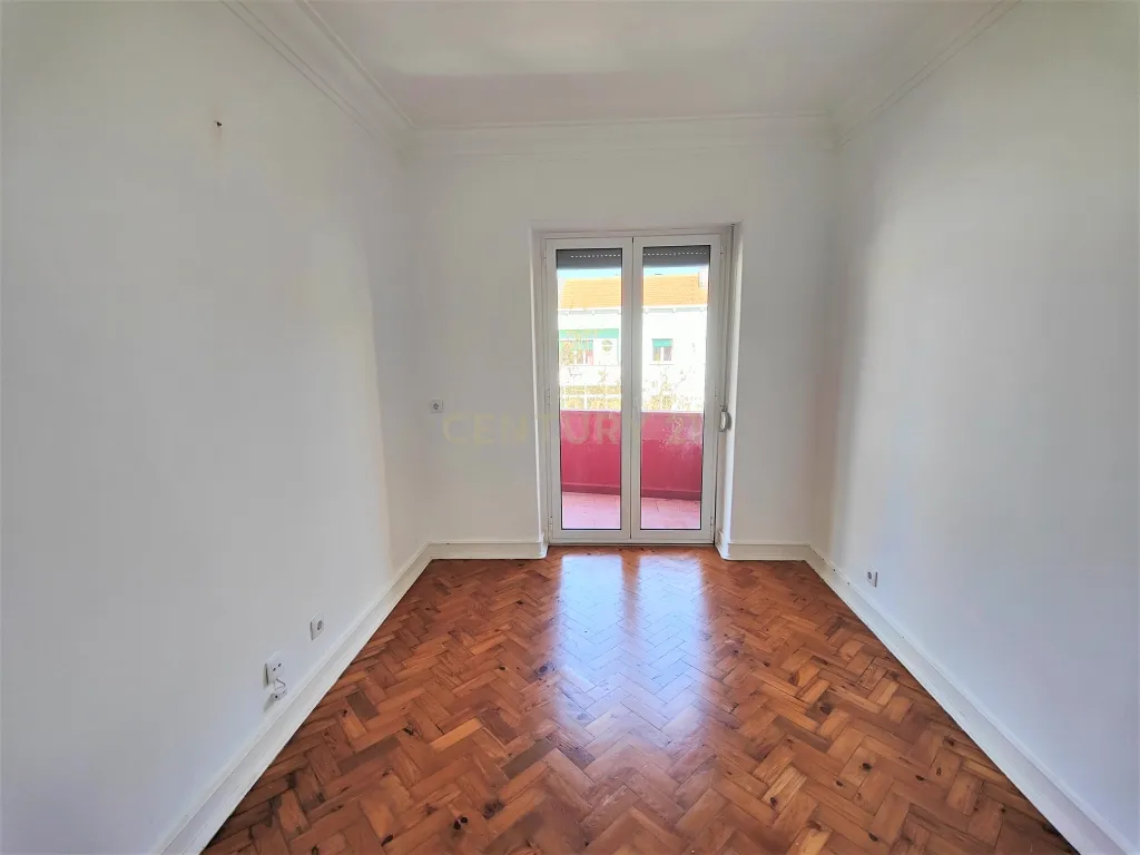 Apartamento T3+1 duplex com vista desafogada e muita luz Natural á Praça de Londres - Image 9