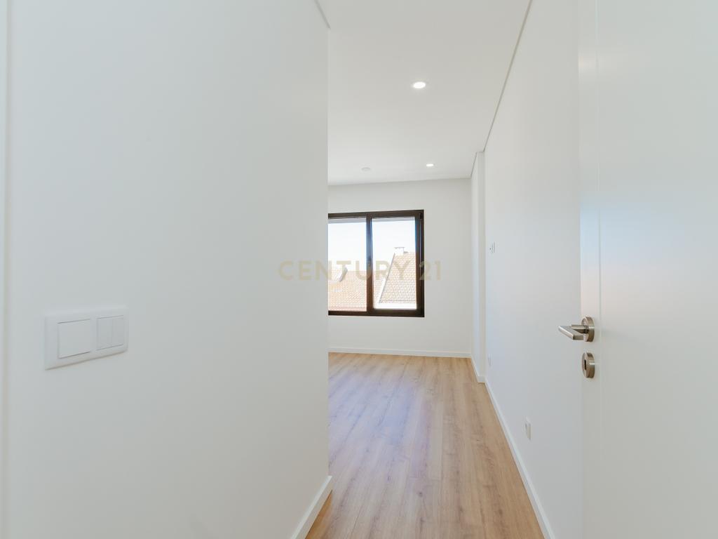 Apartamento T5 Duplex Único com 229 m² — Novo, Sofisticado e com Vista Panorâmica - Image 14