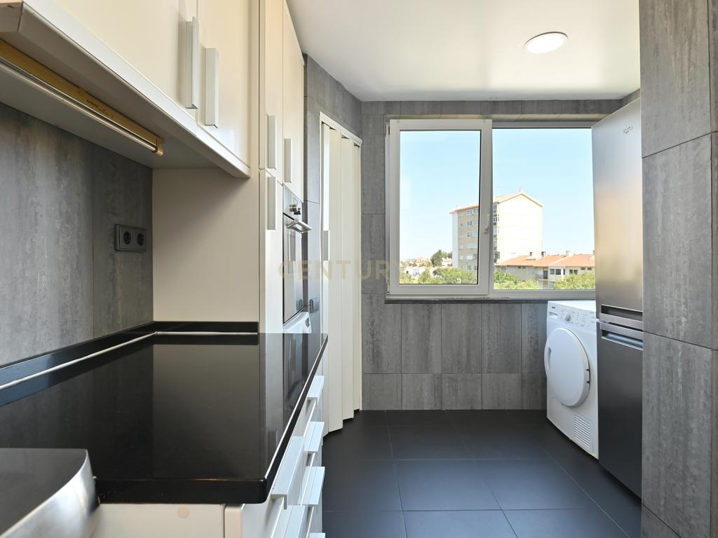T2 - Carcavelos (Cascais) - Totalmente remodelado e equipado - Image 1
