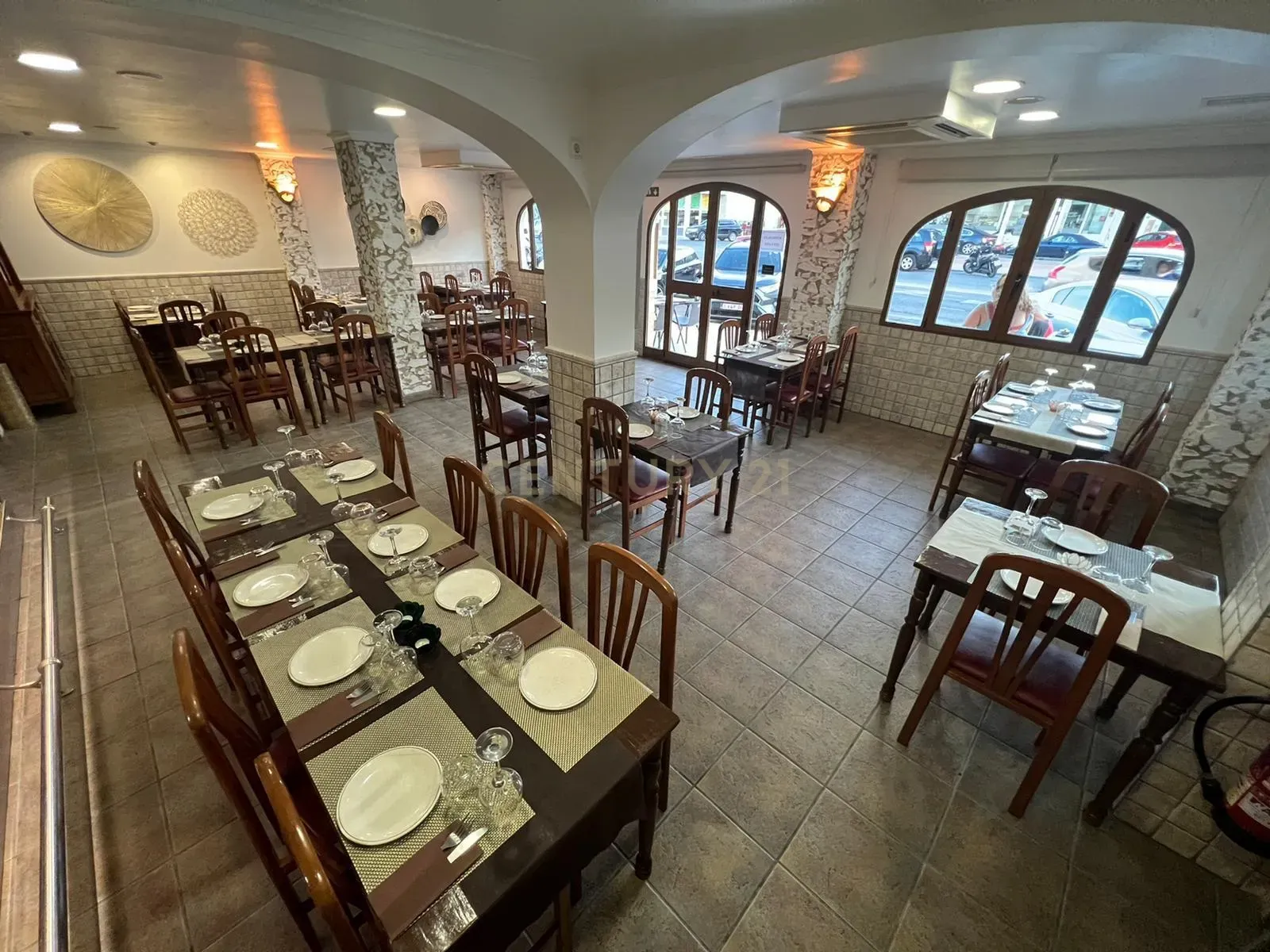 Vende-se restaurante com arrecadações em localização privilegiada – Praia do Arenal, Xàbia. - Image 2
