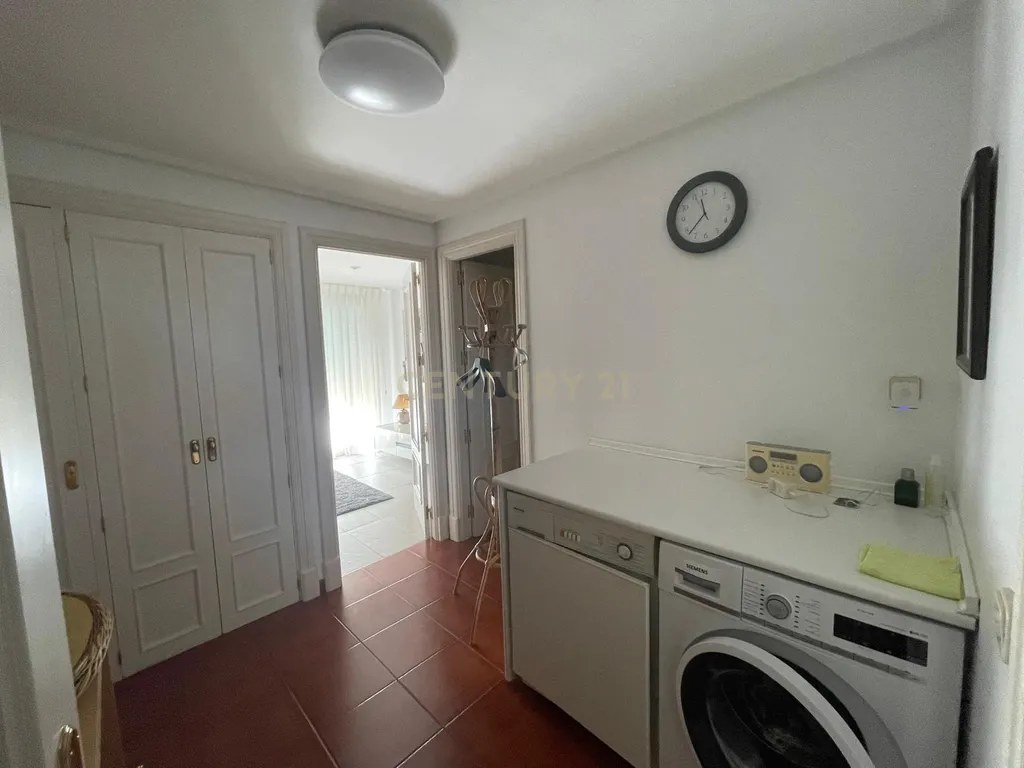 Luxuosa Moradia Renovada em Madrid com Vista para a Cidade - Image 43