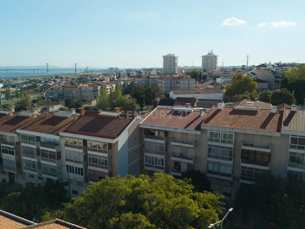 Apartamento T2 Renovado com Varanda e Arrecadação em São João da Talha - Image 12