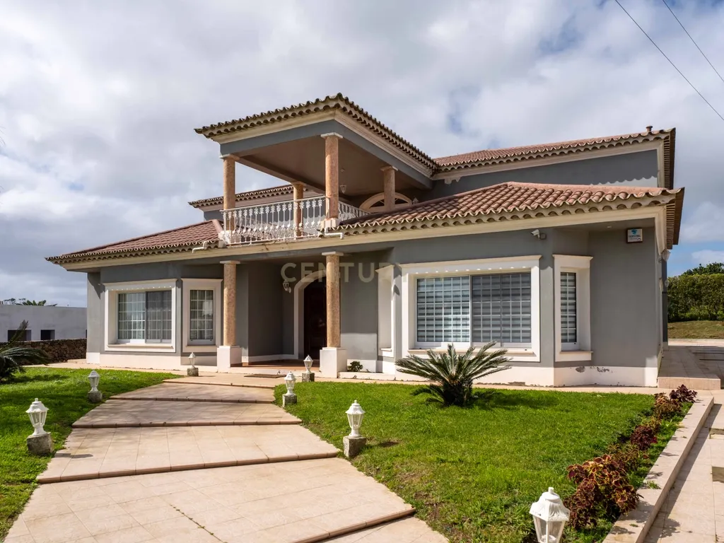 Mansão V4 com 2.182 m² de terreno localizada no Livramento - Image 1