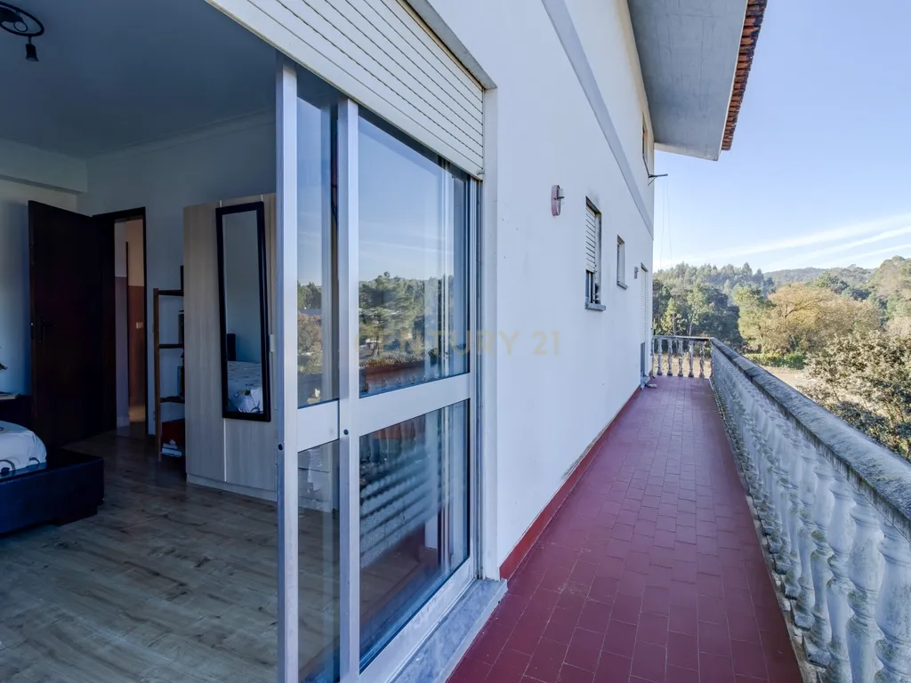 Moradia multifamiliar com rendimento imediato | 2.000 m² de terreno | A apenas 4,5 km de Fátima - Image 32