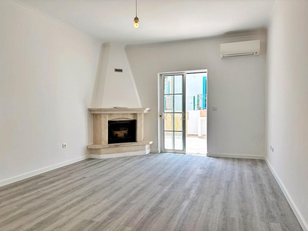 Moradia T2+1 em banda, situada na Urbanização do Mato Santo Espírito, em Tavira, totalmente remodelada e pronta a estrear. - Image 7
