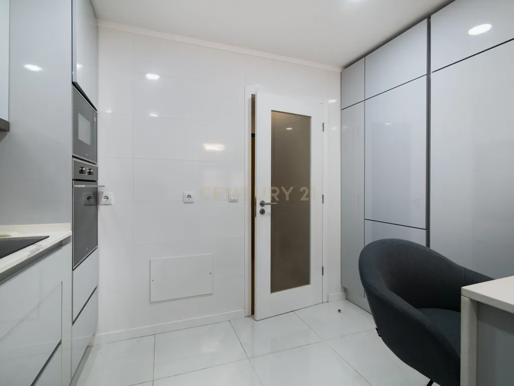 Apartamento T3 Totalmente Renovado – Colinas do Cruzeiro, Odivelas - Image 10