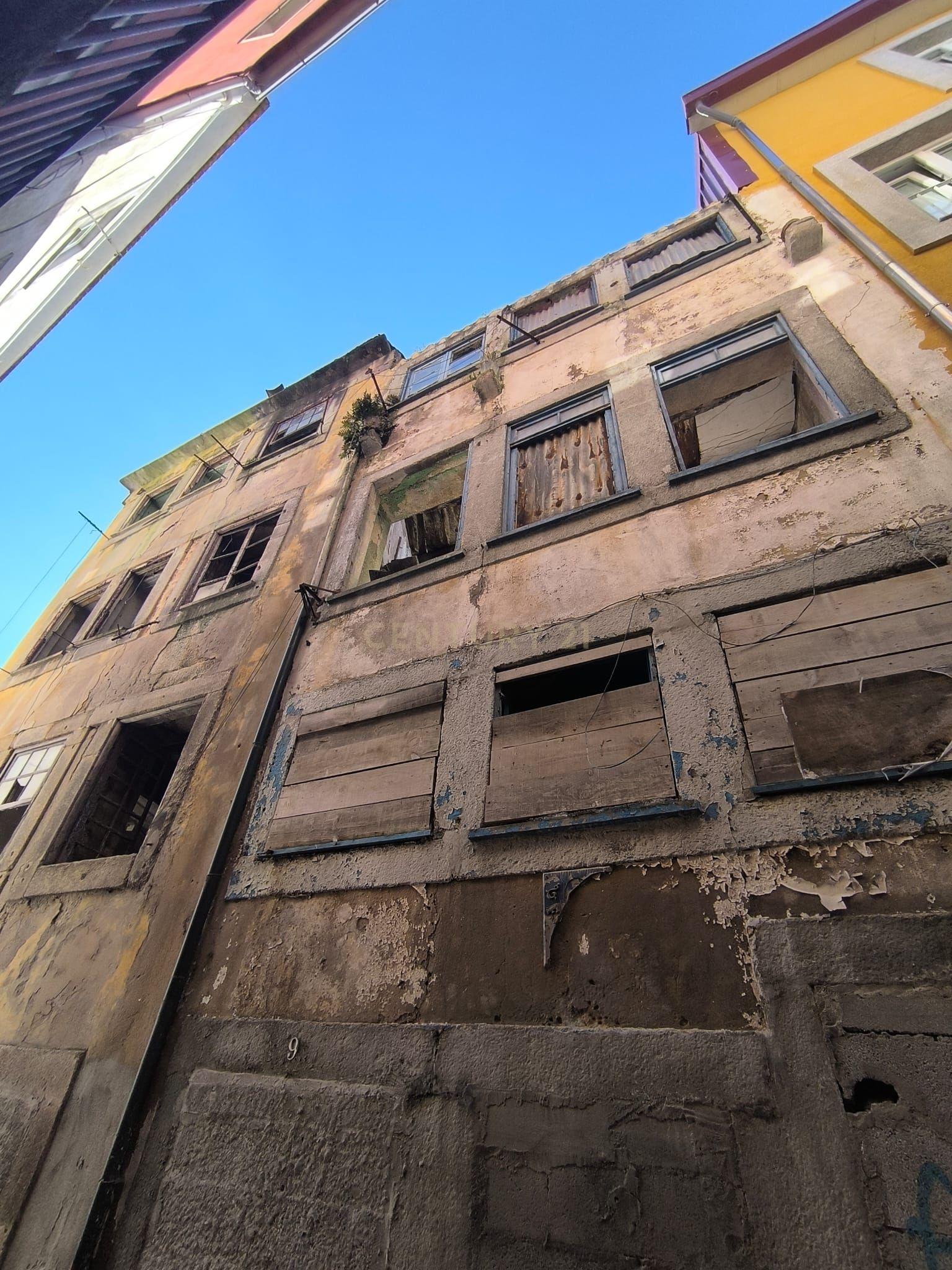 Fotografia 3 de Edifício típico no Porto entre a Sé e a Mouzinho da Silveira para reconstrução