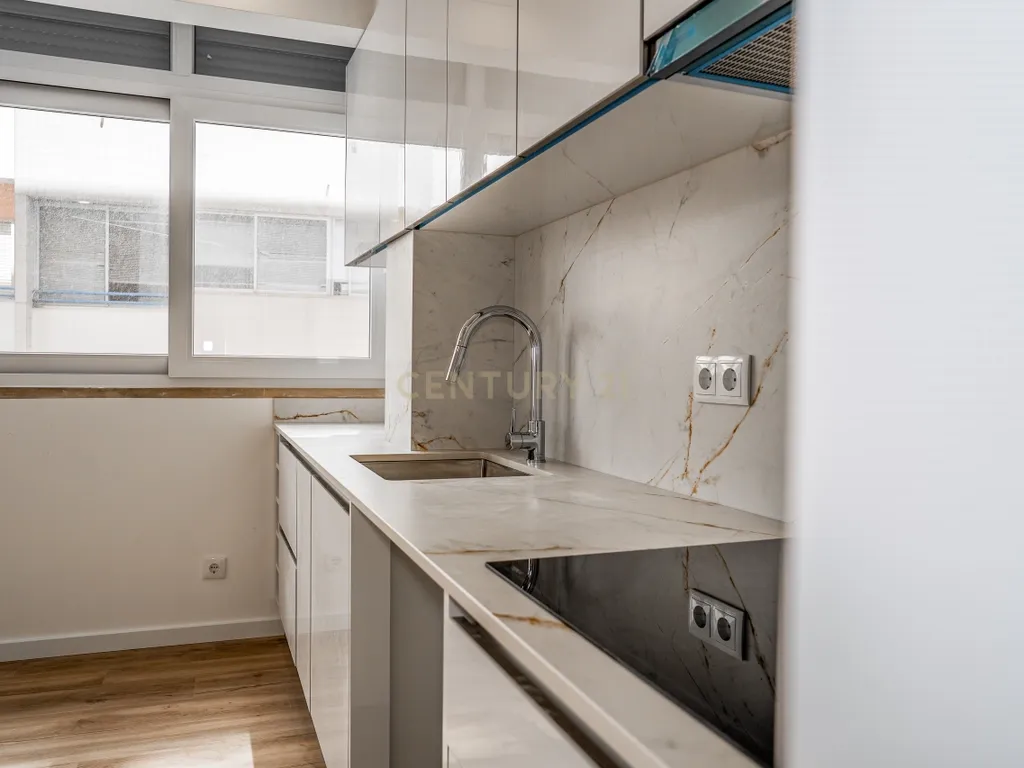 Apartamento T3 Totalmente Renovado | Centro de Caldas da Rainha - Image 8