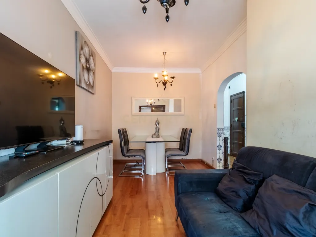 T2 com Potencial no Coração de Cacilhas Prático, Central e com o Charme da Tradição - Image 9