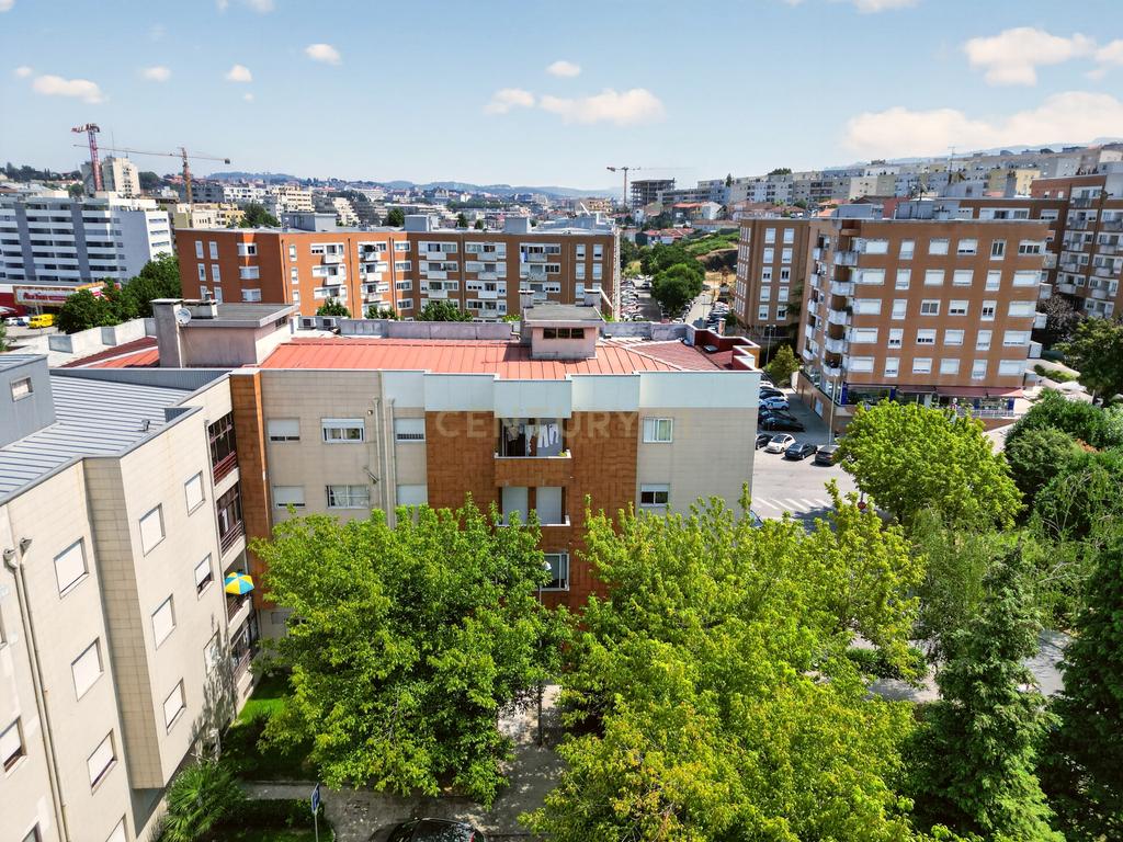 T3+1 com Garagem Fechada e Elevador | Lomar – Braga - Image 23