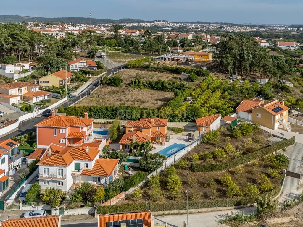 Elegante Moradia T4 com Piscina e Jardim em Mafra: Um Equilíbrio Perfeito entre Campo e Praia - Image 45