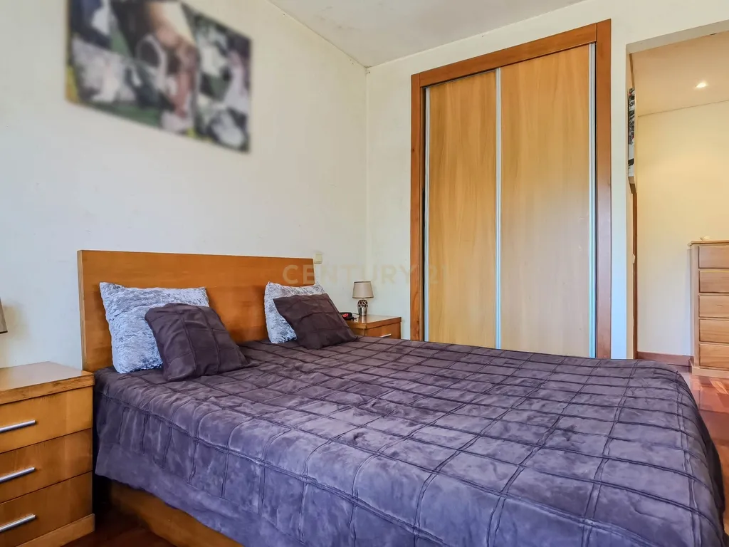 Apartamento T2 com Garagem e Arrumos — Coronado, São Mamede - Image 5