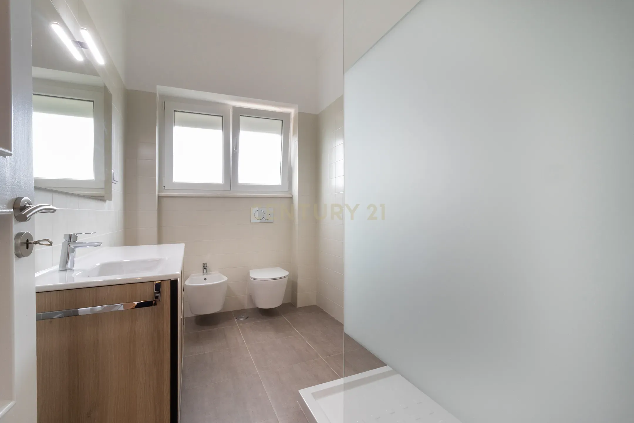 Apartamento T3 renovado no Bairro de São Miguel, Alvalade. Para Arrendar! - Mais