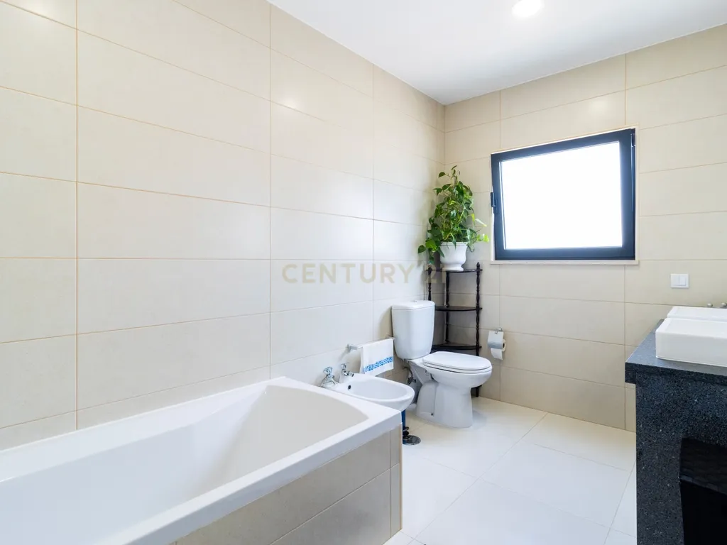 Excelente Moradia T3 Térrea SEMI-NOVA em Alcobaça com Jardim e garagem - Image 7