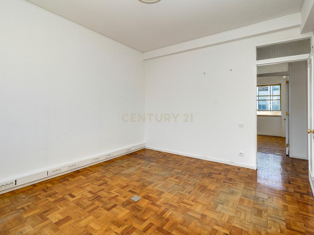 Escritório em zona de prestígio com 210 m² a 30 metros da Avenida da Liberdade! - Image 12