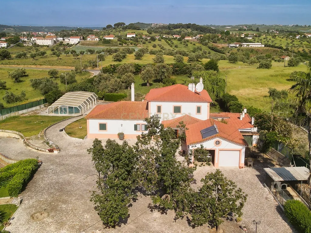 Moradia de sonho com Piscina, 7 Divisões e com Terreno 8461 m2 – Excelente Localização, a 40 minutos de Lisboa ! - Image 5