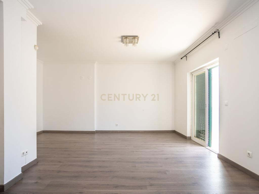  Moradia T3 em Amora - Seixal com Terraço e Garagem  - Image 11