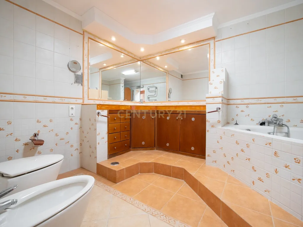 Apartamento T4 em Odivelas com Garagem e Elevador - Image 36