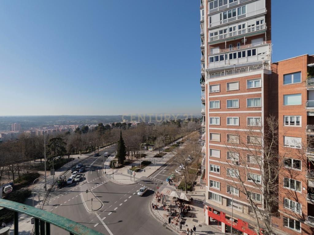 Luxuoso Apartamento T5 com Vista Panorâmica em Madrid - Image 30