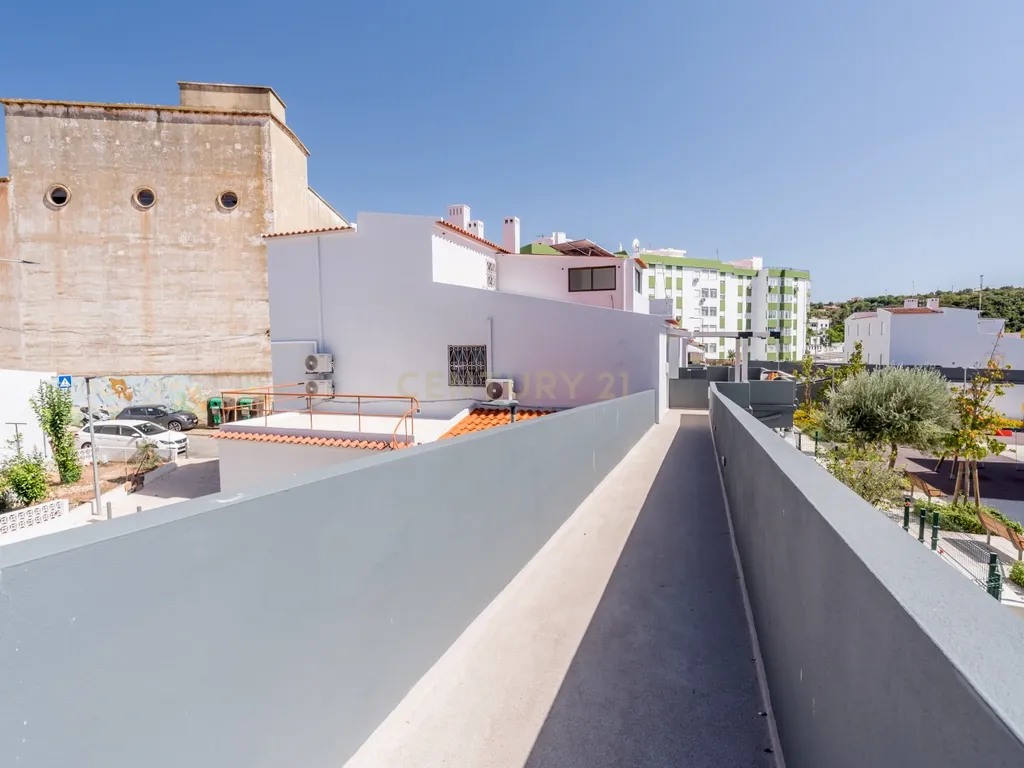T4 Duplex totalmente renovado no Bairro do Progresso – Silves - Image 31