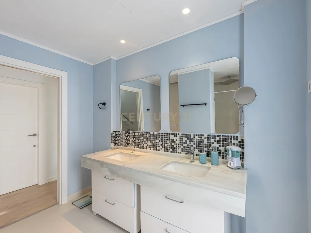 Moradia de Luxo a 500 Metros da Praia - Image 23