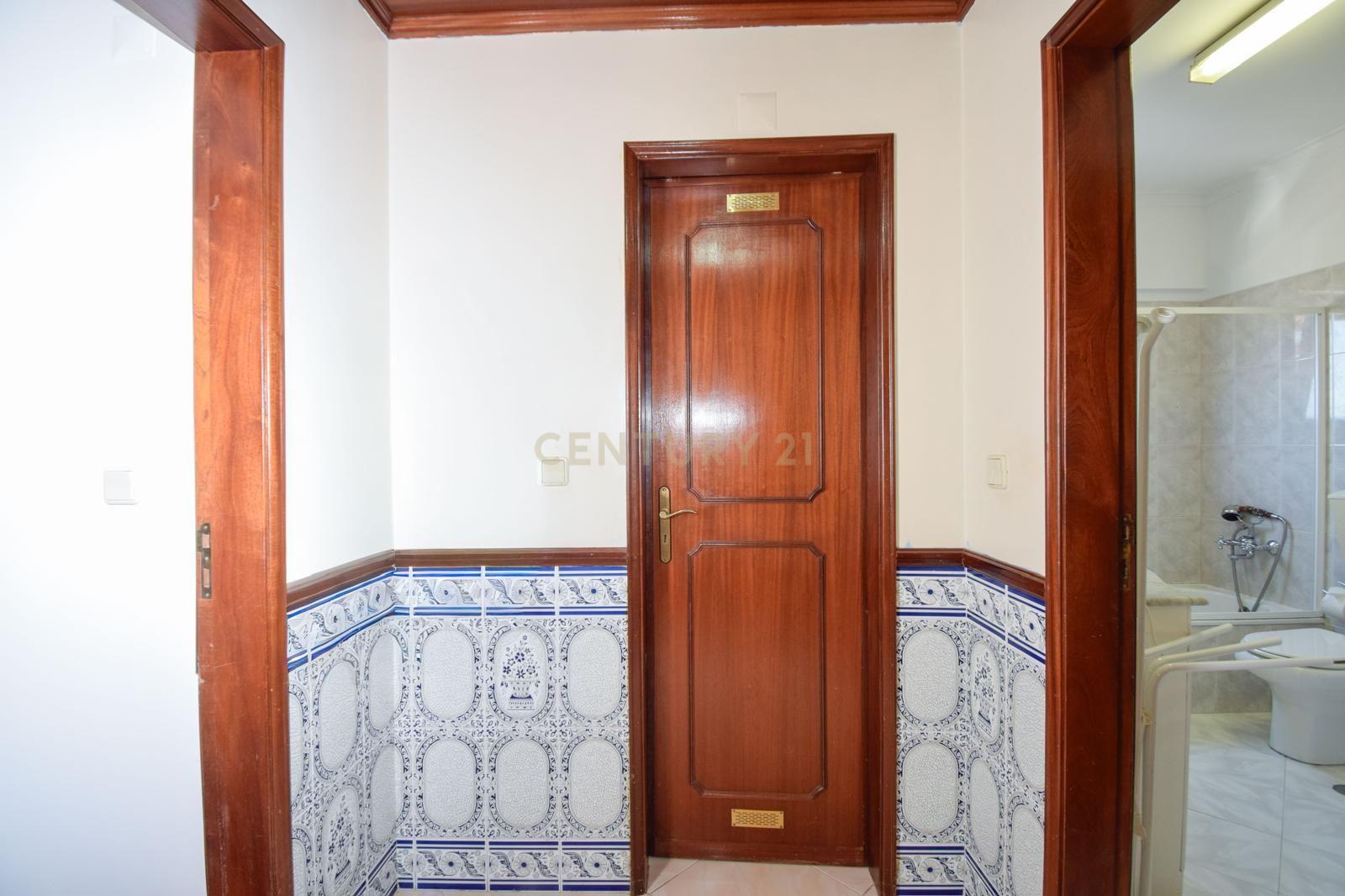 Fotografia 9 de T2 em Carnaxide com Varanda e Garagem Box