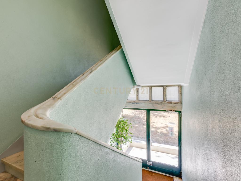  Apartamento T4 para Remodelação no Coração dos Olivais, com Vista Fantástica - Image 31