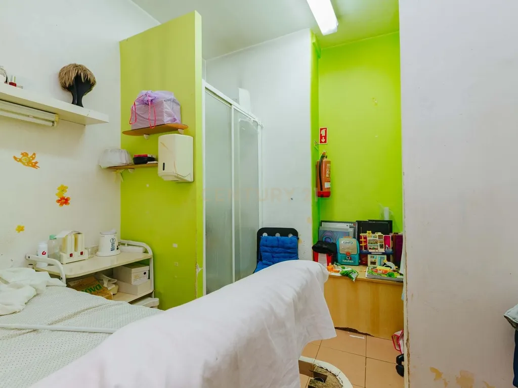 Oportunidade Única nas Olaias – Loja com Potencial para Transformação em Apartamento - Image 6