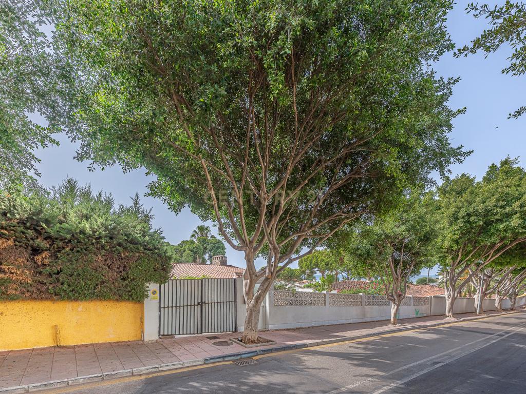 Oportunidade em Marbella: Propriedade nua de casa com jardim a poucos metros da praia - Image 27