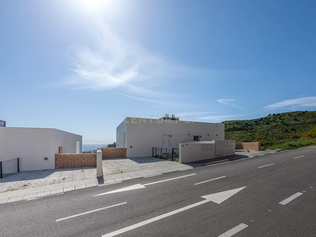 Moradia geminada nova para venda (2024) – Onde o mar, a luz e a tranquilidade se tornam o seu estilo de vida No coração da Costa del Sol, onde o azul do mar se funde com o céu e a brisa marítima o acaricia todas as manhãs, encontrará quatro espetaculares moradias geminadas novas, construídas em 2024, concebidas para aqueles que sonham em viver num ambiente privilegiado. Cada casa foi projetada para cativá-lo desde o primeiro momento. As suas vistas deslumbrantes para o mar acompanham cada momento do dia, enchendo os espaços de luz, serenidade e beleza natural. Aqui, cada nascer do sol torna-se um espetáculo e cada pôr do sol um momento para recordar. As casas têm três quartos espaçosos e três casas de banho, com espaços luminosos e cuidadosamente projetados para oferecer conforto, privacidade e bem-estar. Tudo é novo, com um estilo moderno que combina elegância, funcionalidade e harmonia com o ambiente mediterrâneo. Para aqueles que procuram algo ainda mais exclusivo, existe a opção de combinar duas propriedades, criando uma casa verdadeiramente única com até 6 quartos, ideal para famílias numerosas, receber convidados ou para aqueles que desejam espaço sem sacrificar o conforto. Venda de casa geminada nova construída em (2024) – Onde o mar, a luz e a tranquilidade se tornam o seu estilo de vida - Image 47
