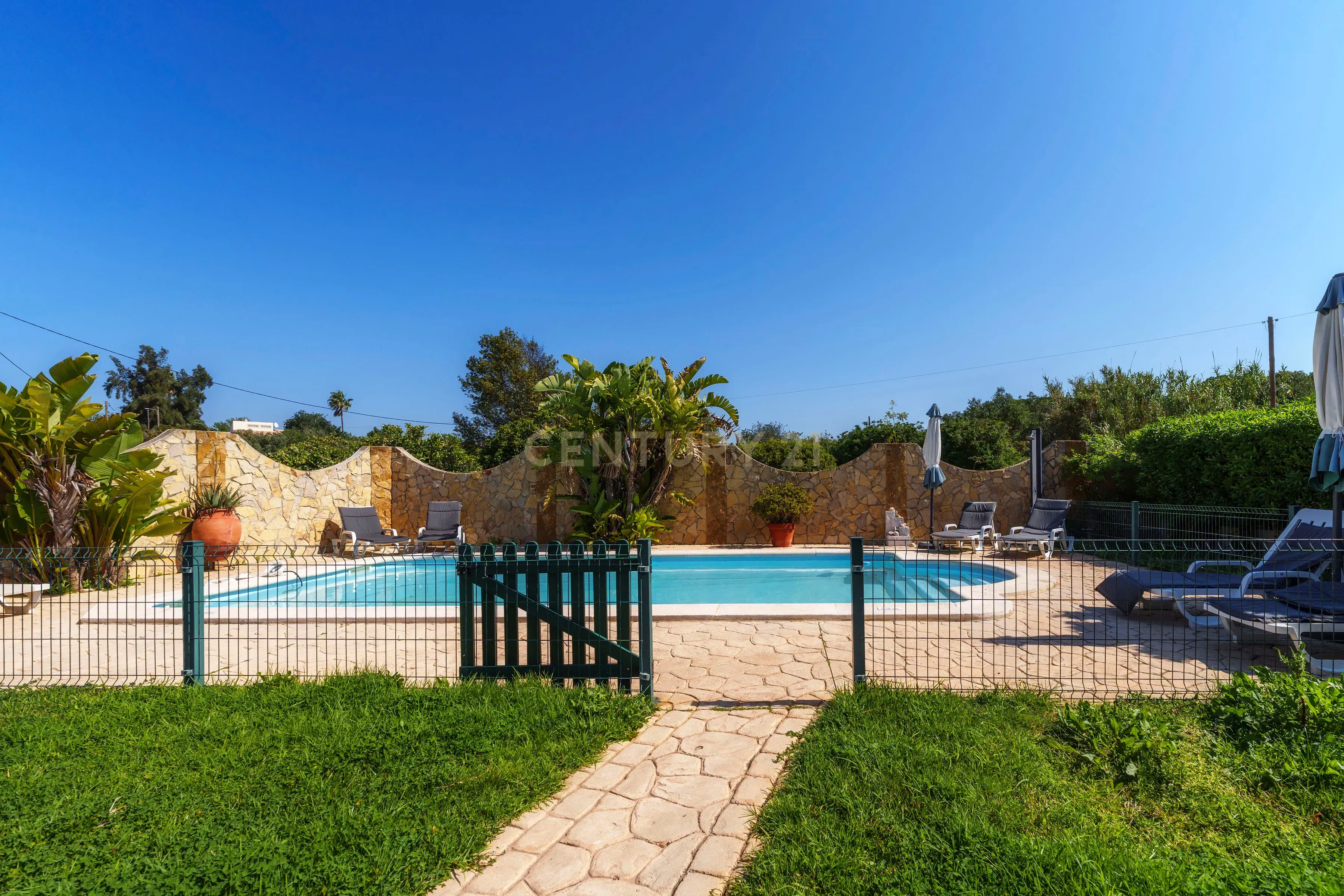Fotografia 3 de Moradia com 3 quartos, 2 casas de banho, piscina privada e um agradável jardim , situada numa localização privilegiada no coração do Algarve.