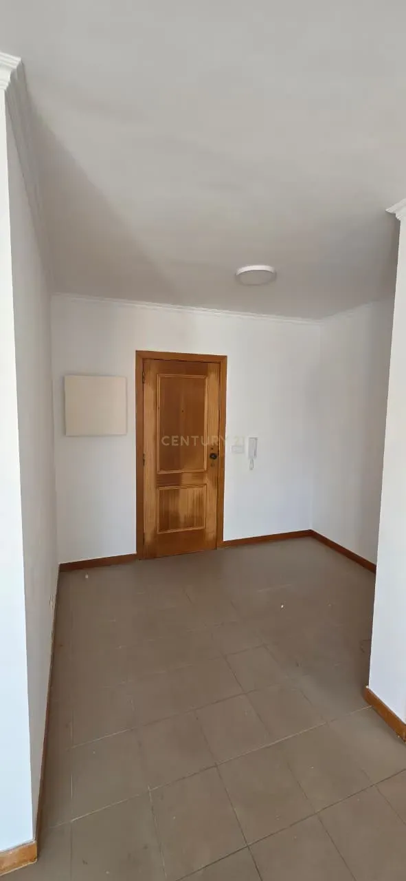 Fotografia 3 de Arrenda-se apartamento T2 para  2º Andar com Elevador em Peniche edifício Berlenga.  Se procura uma zona