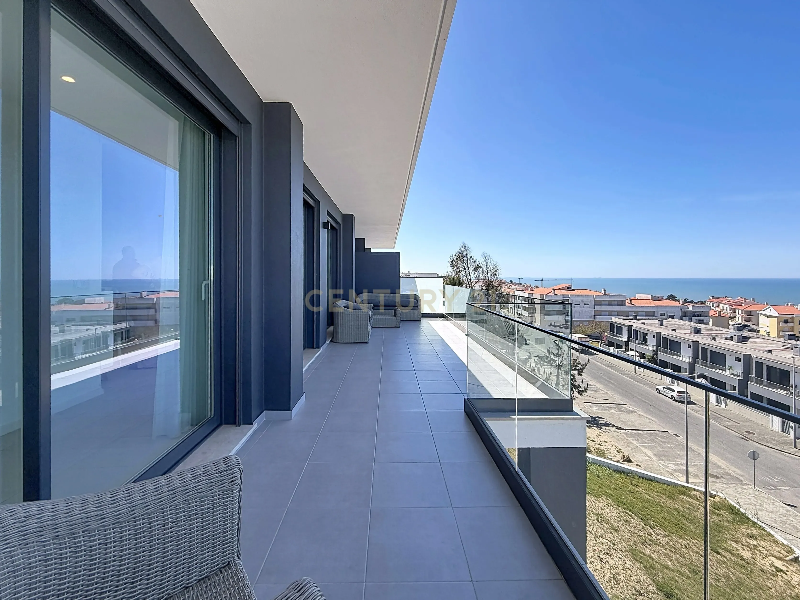 Fotografia 6 de Último piso, vista total de mar e luz natural em cada detalhe — um T3 único na Nazaré