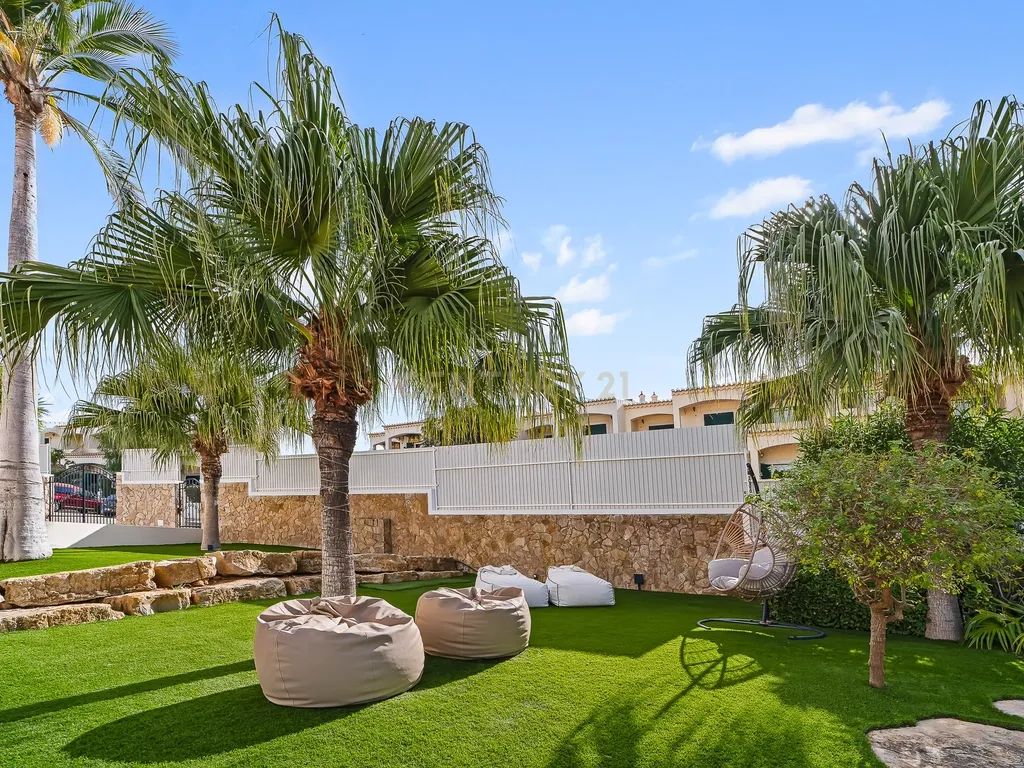 Moradia T4 em Ferragudo, próxima a praias, com Piscina aquecida, Bar e Lounge Exterior - Image 41