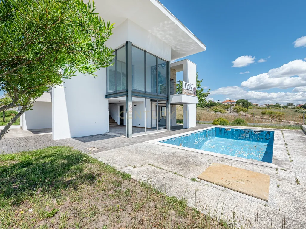 Moradia de Arquitetura Contemporânea na Aldeia dos Capuchos, Vista Mar, Rio e Cidade, com Garagem, Elevador, Piscina e Cobertura com Vista Panorâmica 360º. - Image 2