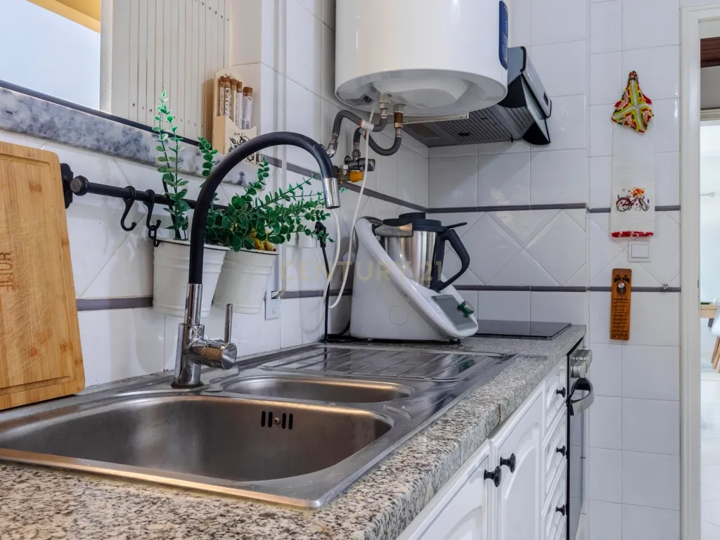 Espaçoso T3 na Sobreda com 2 Casas de Banho e Varandas - Image 12