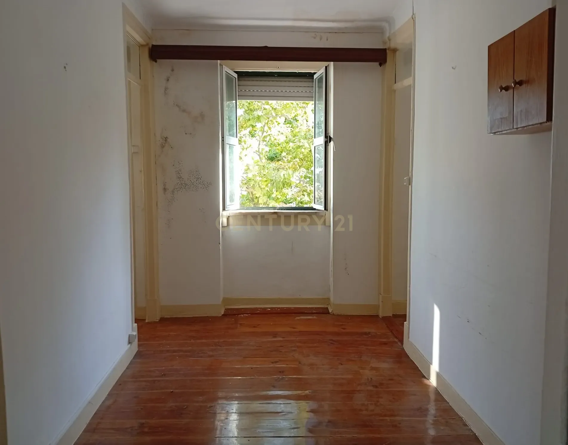 Fotografia 2 de Apartamento para remodelação total situado na zona oriental (a 10m a pé de Metro Santa Apolónia)