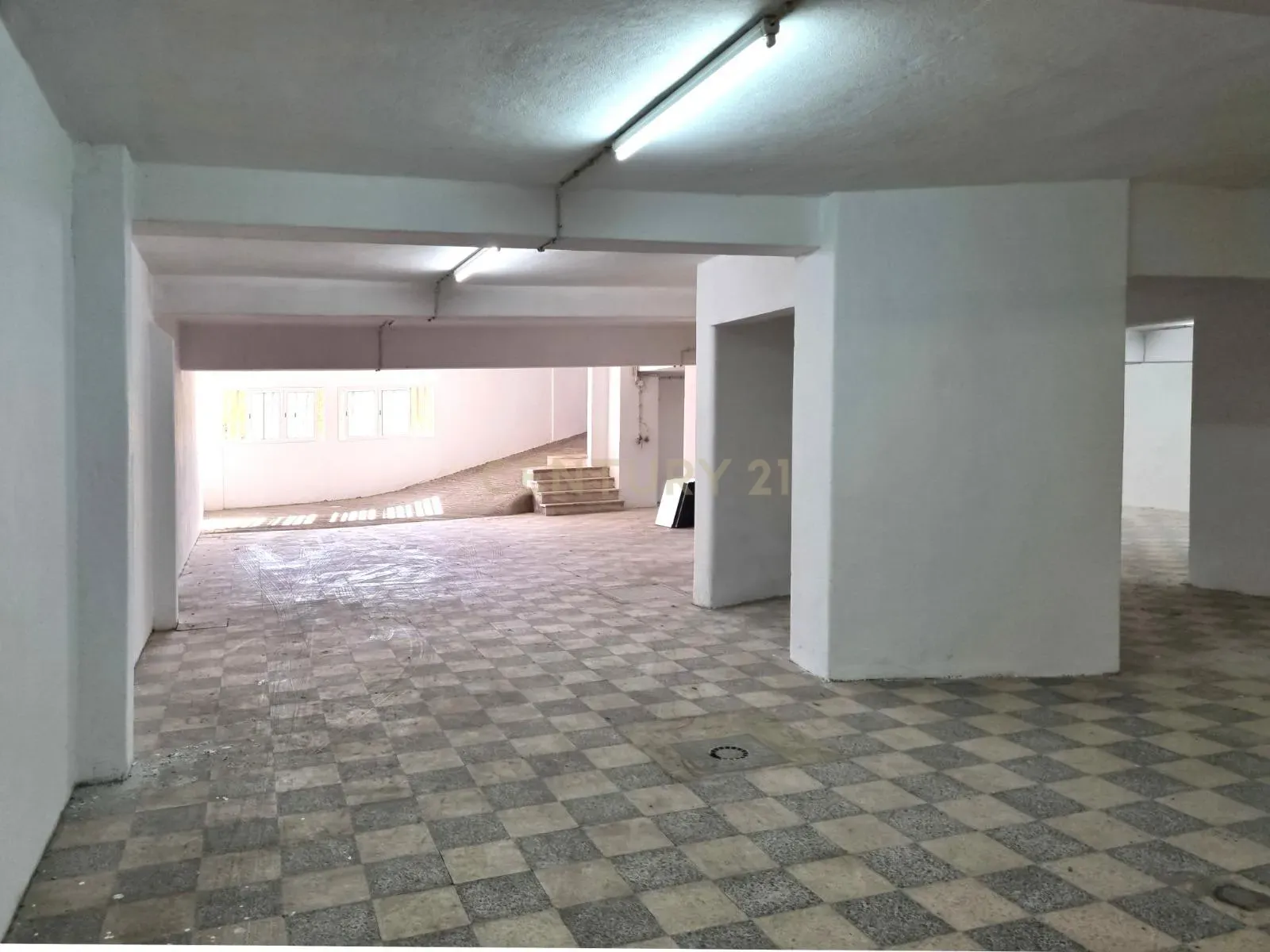 Fotografia 11 de Armazém Gigante de 347 m² no Laranjeiro – Espaço Raro e Cheio de Potencial!