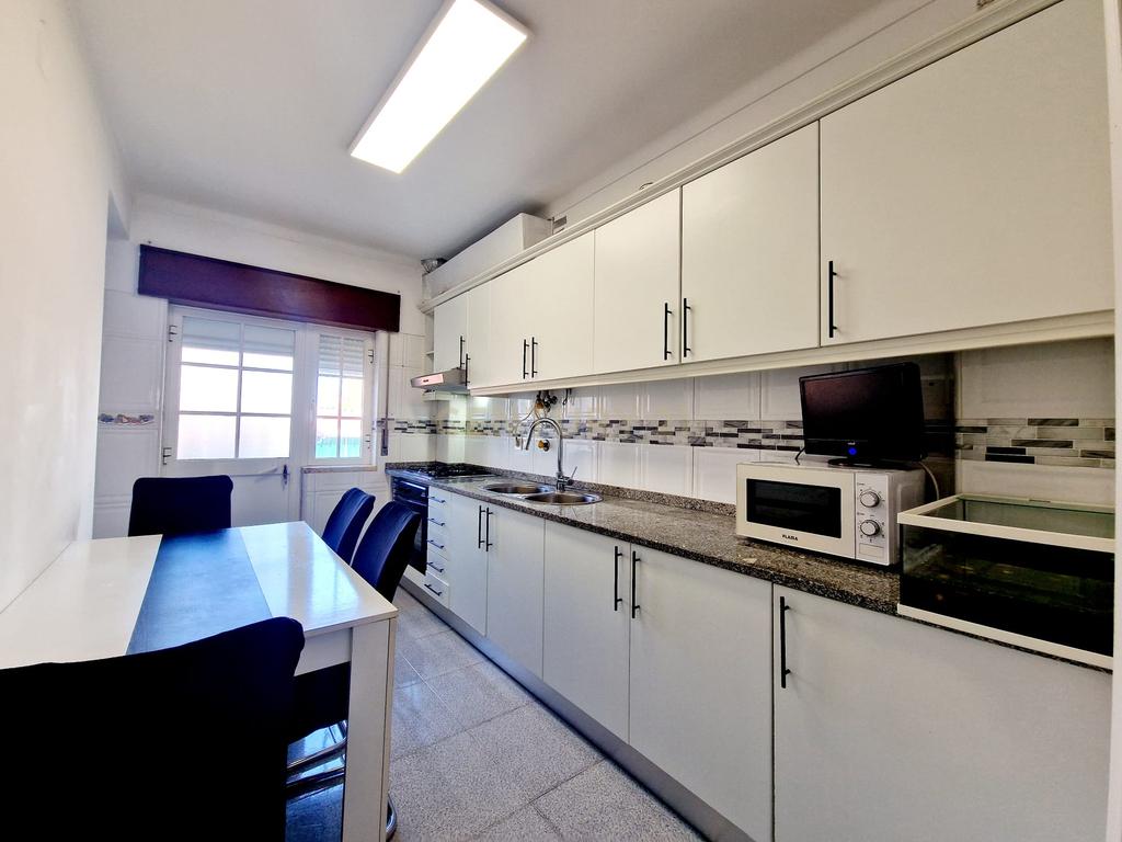 Apartamento T1 Quinta do Conde com logradouro bastante amplo - Image 1