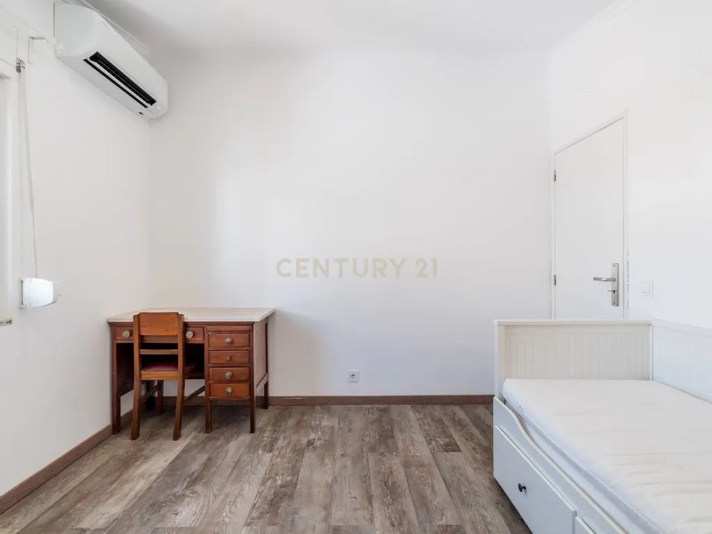 T4 Duplex totalmente renovado no Bairro do Progresso – Silves - Image 23